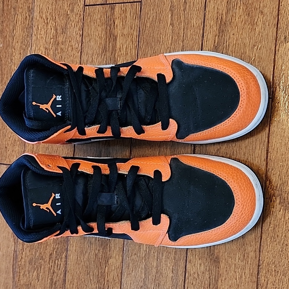 Jordan 1 Mid Black Cone